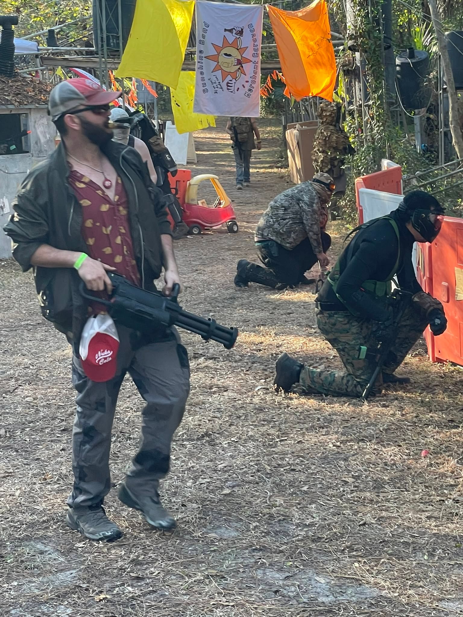 Sunshine Band member with minigun patrolling the caravan with the faction flag overhead