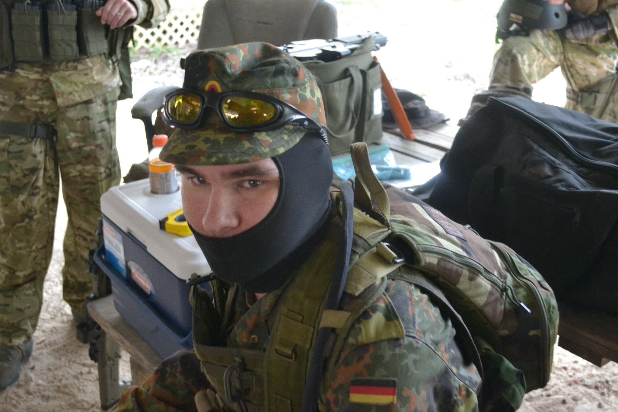Player in Bundeswehr flecktarn camo and yellow goggles at Amerika