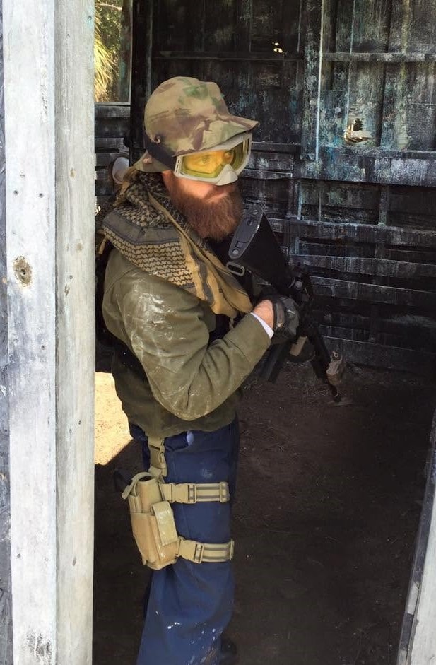 Player in flecktarn camo with red medic vest at Amerika
