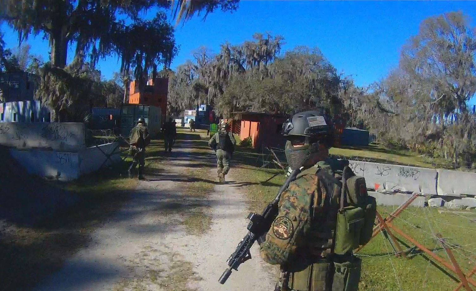 Four-player squad patrolling the container village road at Amerika